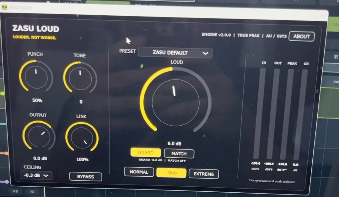 ZASU LOUD v2.0.0のプラグイン画面。PUNCH、TONE、OUTPUT、LINKのノブと中央のLOUDノブ、メーター